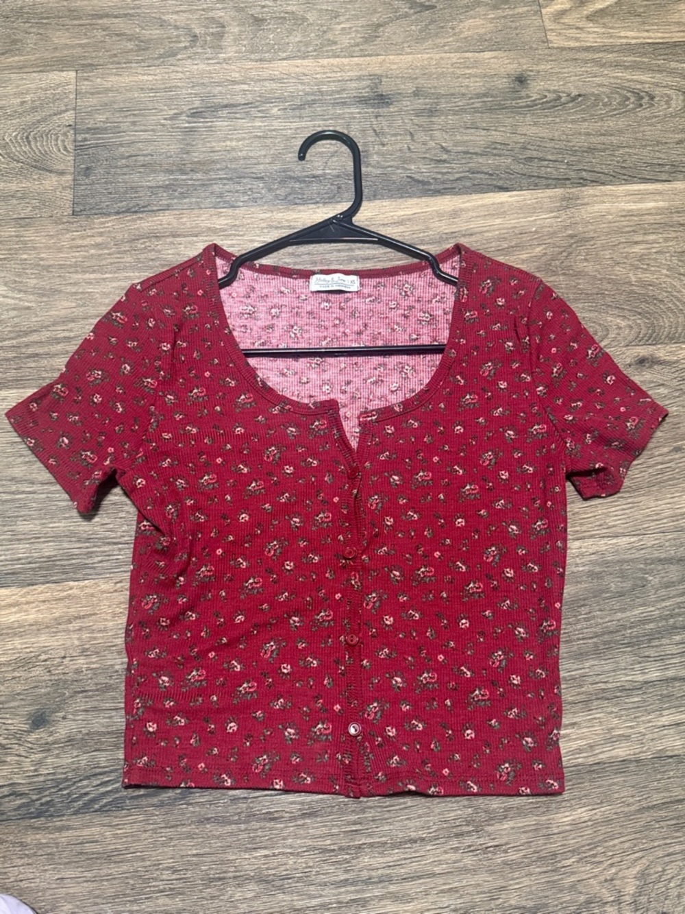 Women's Red Floral Ribbed Button-Front Crop Top